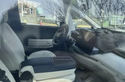 ​极氪全新MPV内饰谍照曝光：前排设计独特 可变3座