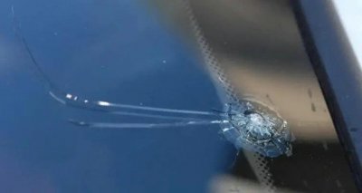 ​汽车挡风玻璃被石头砸裂了怎么办