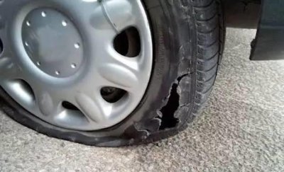 ​汽车爆胎救援多少钱一次