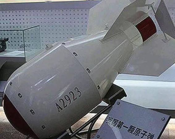 我国第一颗原子弹成功爆炸的时间及它所产生的积极影响是什么