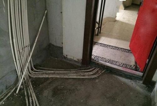 发动机暖水管在哪里