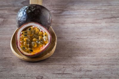 ​百香果的籽能吃吗，要嚼碎吃吗