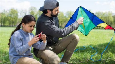 ​继父和女儿关系不好，十五岁的女儿和继父不和怎么办