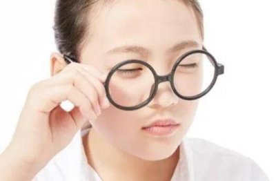 ​男子近视300度手术后变远视200度