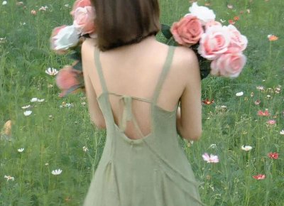 ​男子看了别的女子一眼，女友就把他拖到该女子面前，让他看个够