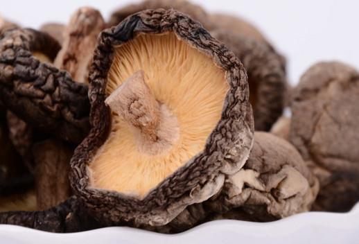 干香菇为什么比鲜香菇味道好？香菇为什么要晒干了再泡来吃