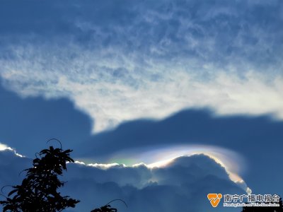​南宁上空出现绝美七彩祥云！