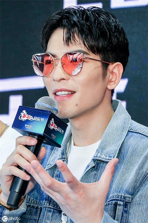 萧敬腾钟楚曦撞脸，真的“傻傻分不清”两人