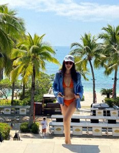 ​朱珠分享海岛泳装随拍 笑容明媚身材好优越