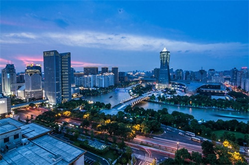 武林广场位于浙江省杭州市西湖北侧，在市区省展览馆前面