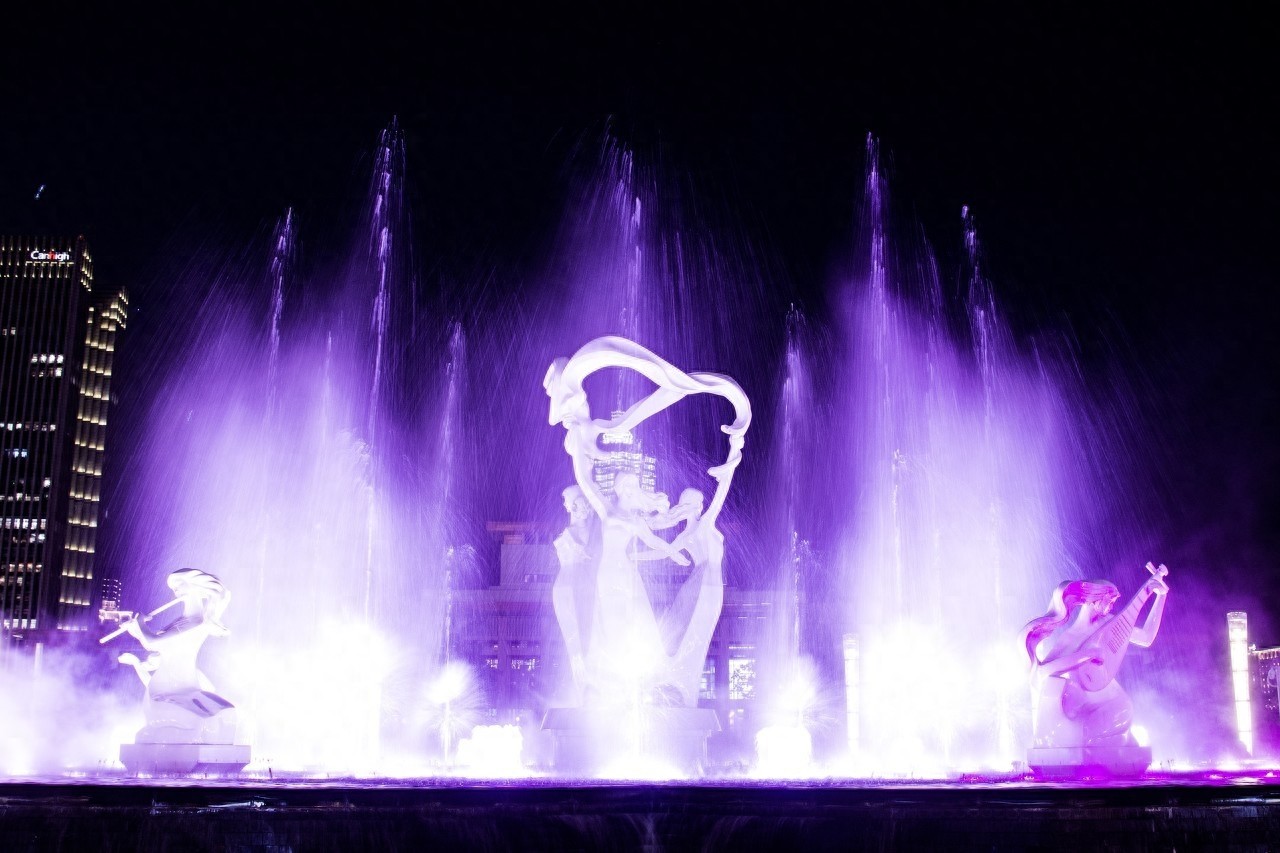 武林广场位于浙江省杭州市西湖北侧，在市区省展览馆前面