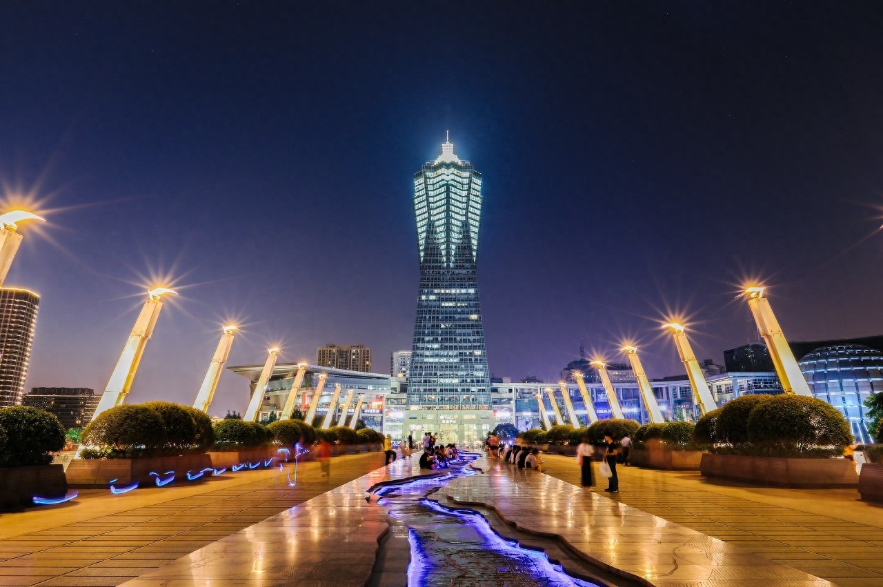 武林广场位于浙江省杭州市西湖北侧，在市区省展览馆前面