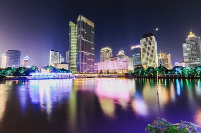 ​武林广场位于浙江省杭州市西湖北侧，在市区省展览馆前面