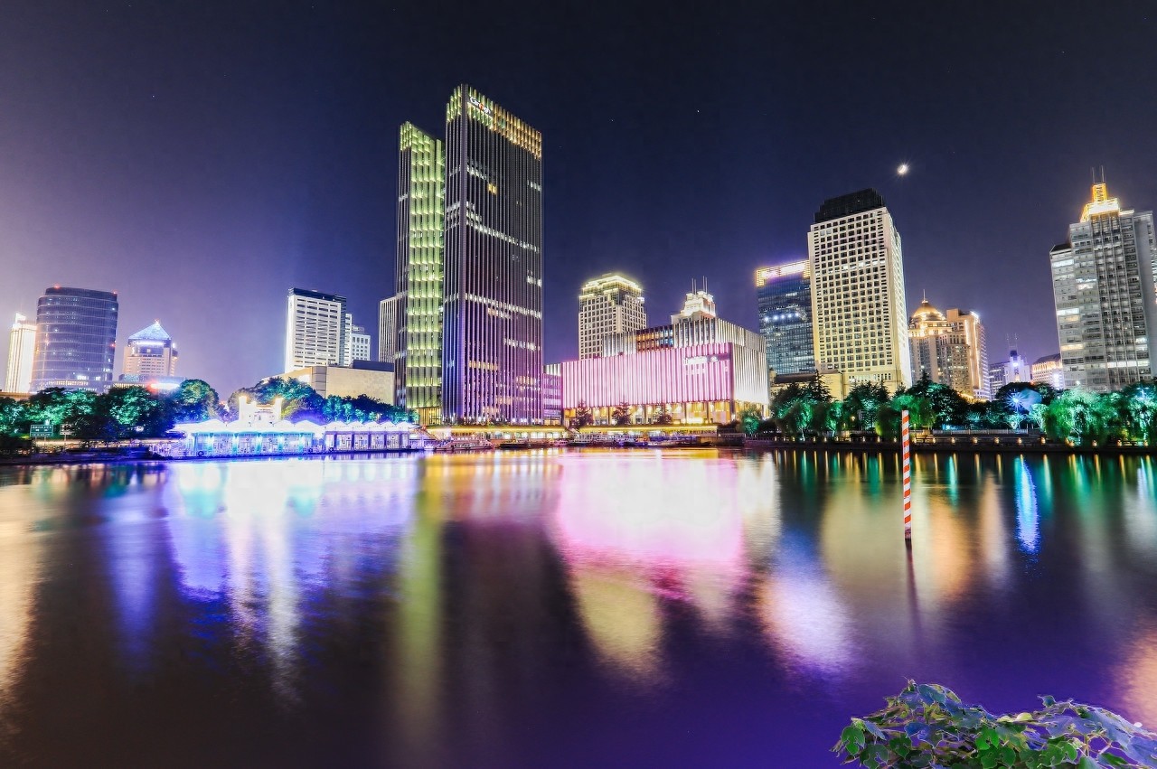 武林广场位于浙江省杭州市西湖北侧，在市区省展览馆前面