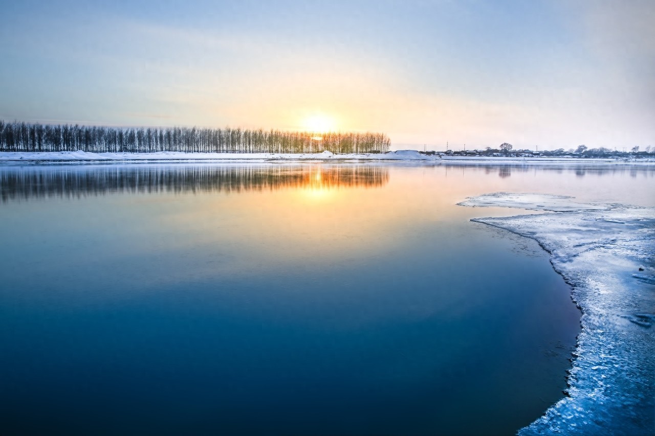 雾凇岛是松花江上的一座小岛，位于吉林市龙潭区乌拉街满族镇