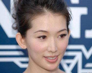 ​众人心目中的女神，却被网友爆出裸妆照片