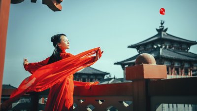 ​小说：无色禅师从树后现身，张君宝和郭襄忙叫醒觉远，他早已圆寂