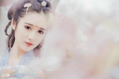 ​小说：总裁钳制着她的喉咙，忽然低下头，咬住她的嘴唇