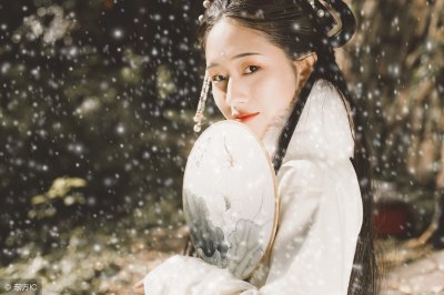 ​小说：皇上痛恨皇后，给她毒快死时给解药，来回往复让她生不如死