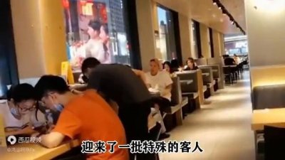 ​日本留学生当众辱华，被爱国大学生暴揍，政府：见义勇为当奖励