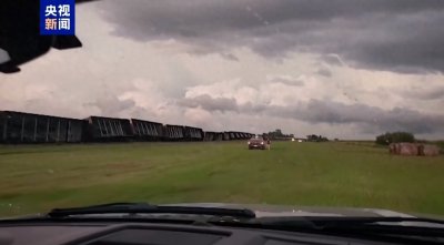 ​美国火车又脱轨了！一列货运列车40节车厢侧翻