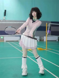 ​羽毛球场上的萝莉小妹，打球还穿丝袜，真引人注目