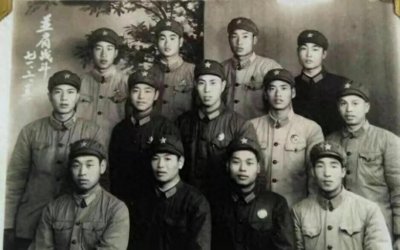 如今部队连干部每月工资12000元，当年我们连长工资才62.5元！