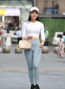 ​穿对衣服才舒适！当心选择瑜伽裤，这些素人街拍给你最实用的建议