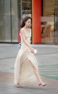 ​看街拍 学穿搭：10组吊带裙穿搭示范 尽显曼妙身姿