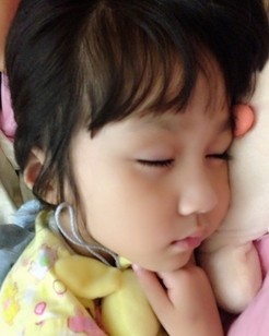 Q版胡一菲的化身吴聊聊来了,小丫头呆萌可爱至极~~