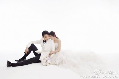 ​陈妍希陈晓曝光婚纱照网友集体找亮点！陈晓也有黄轩同款小胖手？