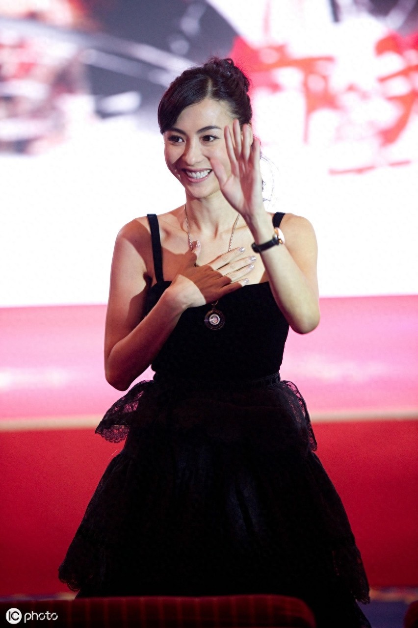 张柏芝,7年前的美照,手一直放在胸前