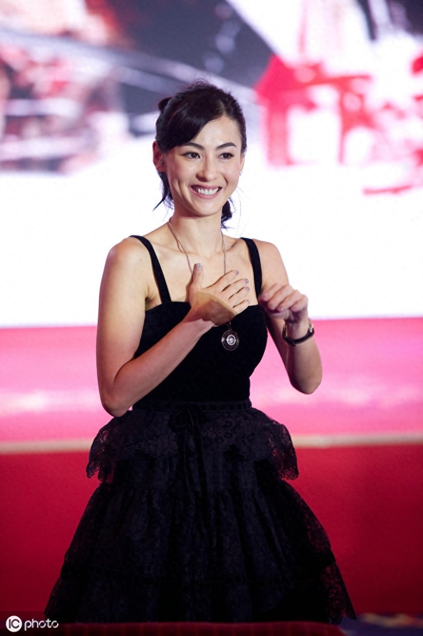 张柏芝,7年前的美照,手一直放在胸前