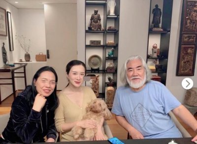 ​52岁张敏和小10岁男友同框，男友皱纹明显皮肤发黑，状态不佳