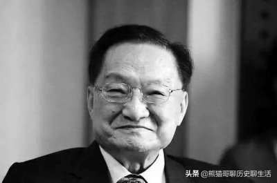 ​徐志摩是金庸的表哥，金庸还把徐志摩抛妻弃子的事写进小说里