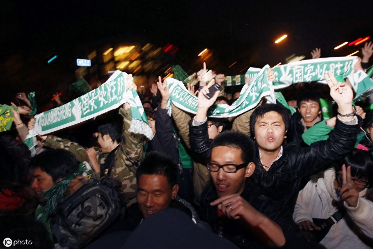 国安迎夺冠十周年，重温2009年老照片，球迷走上街头全城狂欢
