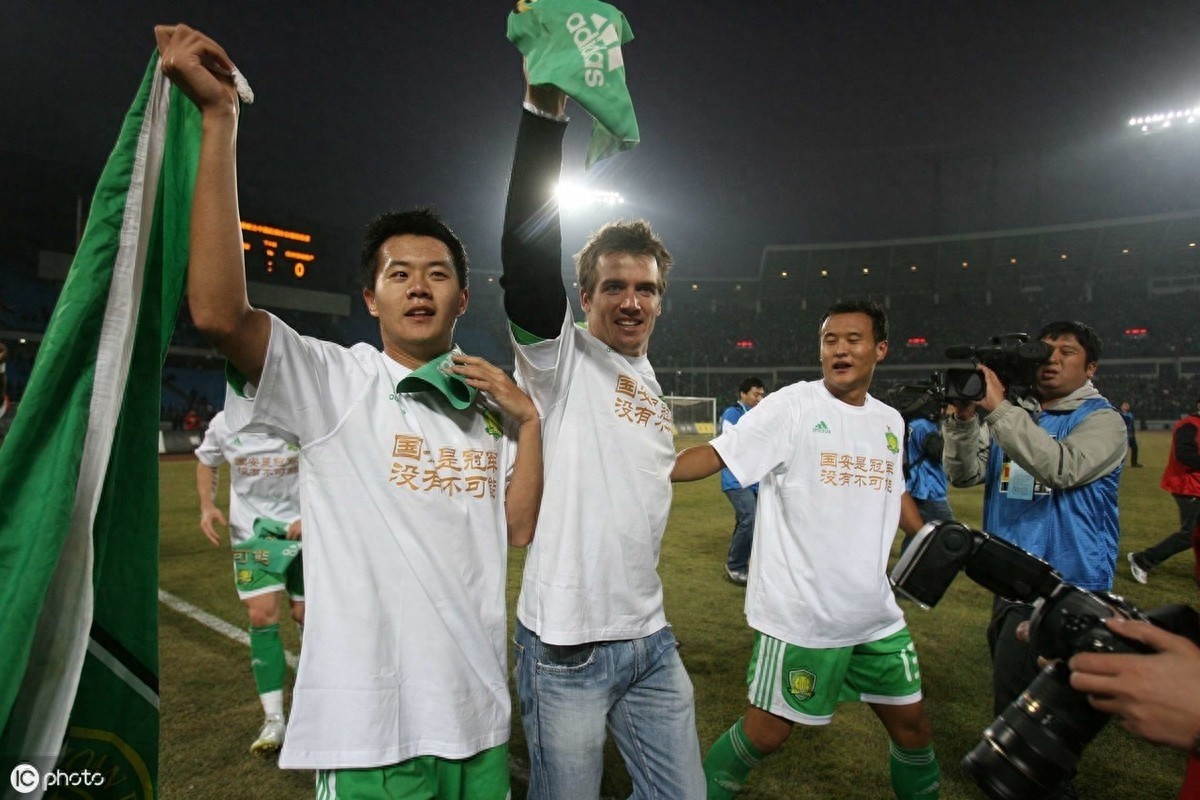 国安迎夺冠十周年，重温2009年老照片，球迷走上街头全城狂欢