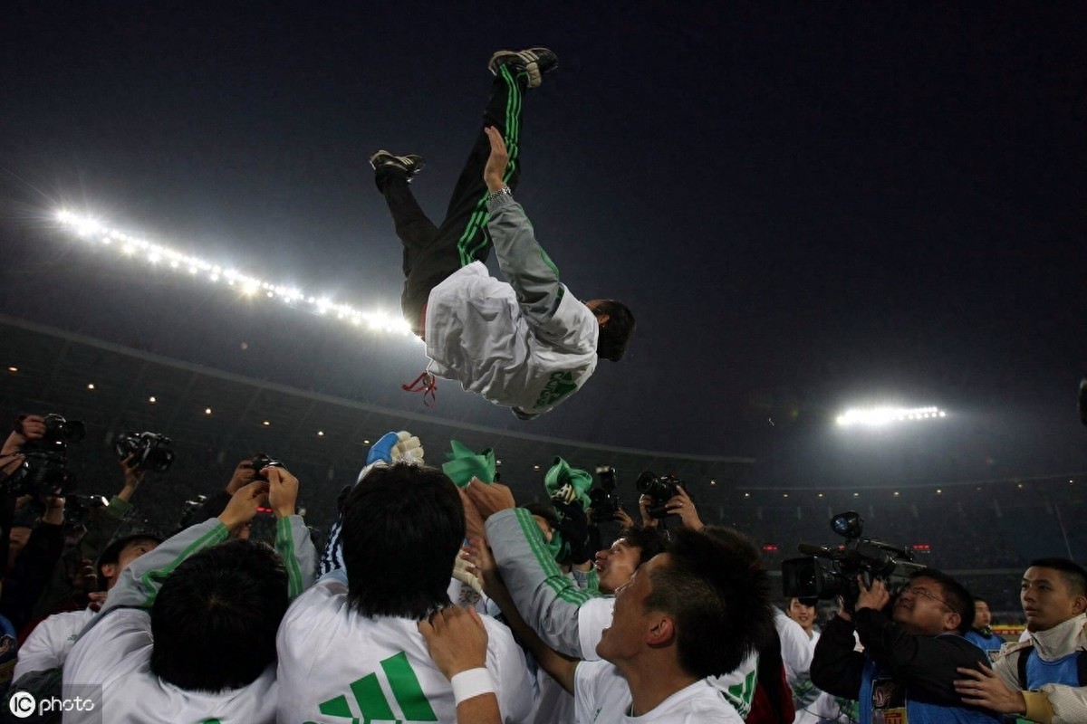 国安迎夺冠十周年，重温2009年老照片，球迷走上街头全城狂欢