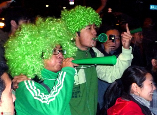 国安迎夺冠十周年，重温2009年老照片，球迷走上街头全城狂欢