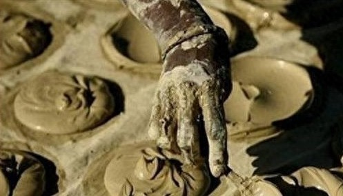 非洲贫困地区饱受摧残的孩子们,有时牛粪也能成为他们的食物