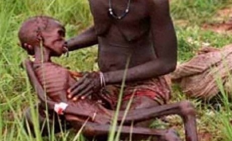 非洲贫困地区饱受摧残的孩子们,有时牛粪也能成为他们的食物