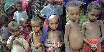 非洲贫困地区饱受摧残的孩子们,有时牛粪也能成为他们的食物