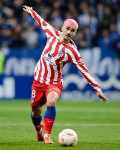 ​法国球星格里兹曼以粉发新造型登场，粉嫩娇艳