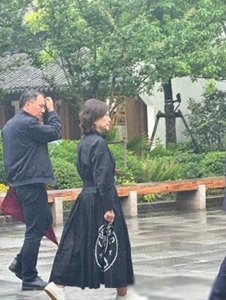 ​69岁的董明珠街头被偶遇，穿2.9w马面裙好时髦，帅气下属帮拎包！