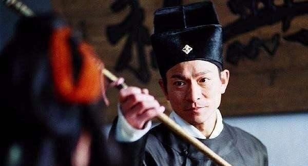 扮演展昭的九个演员都是男性神，颜值高于何家劲