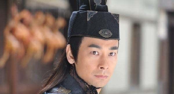 扮演展昭的九个演员都是男性神，颜值高于何家劲