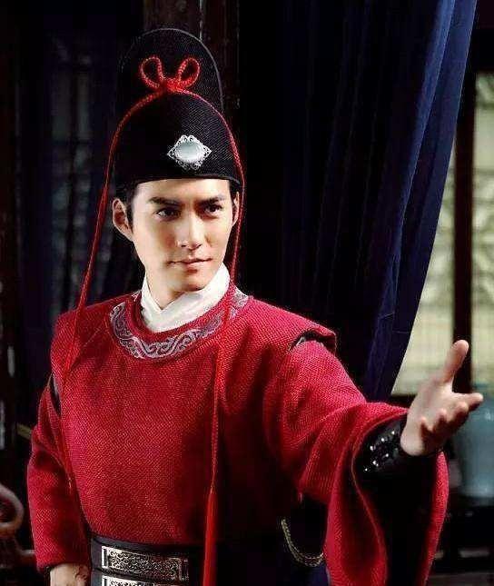 扮演展昭的九个演员都是男性神，颜值高于何家劲