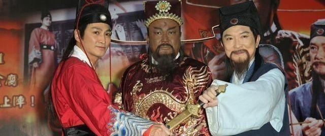 扮演展昭的九个演员都是男性神，颜值高于何家劲