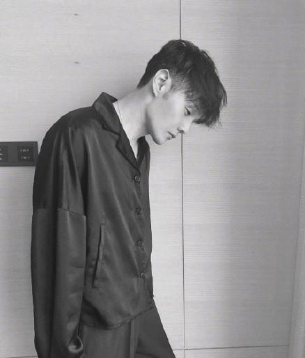 李荣浩坐轮椅回怼粉丝（李荣浩粉丝怼爱豆名场面）(1)