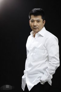 ​66岁孙淳爱妻如命 妻子患病无儿无女 60万克隆爱犬相伴一生